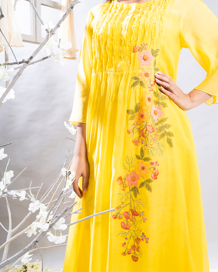 Zoya Yellow Chanderi Kurta Set with Floral Applique Spray